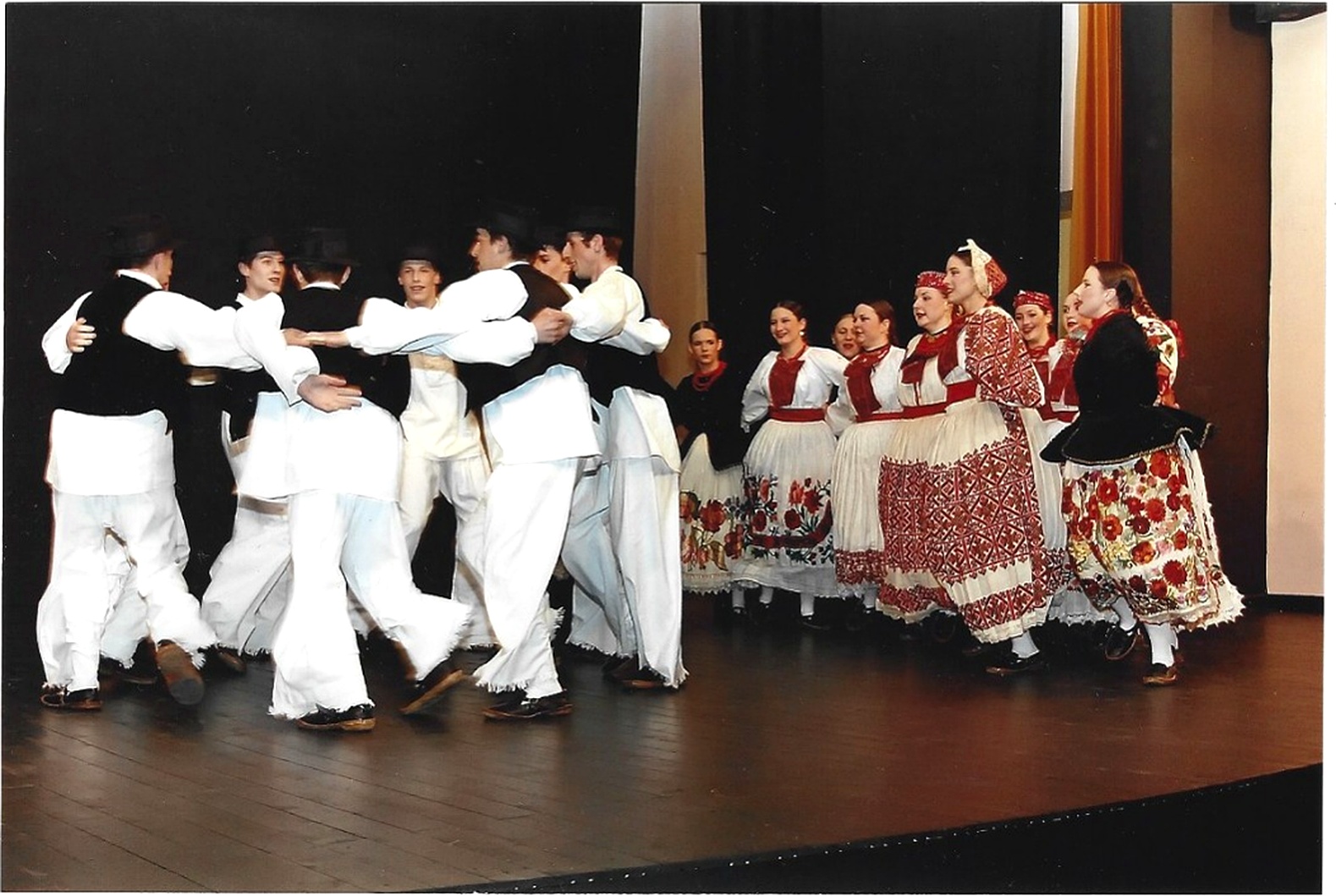 Folklorni ples na pozornici