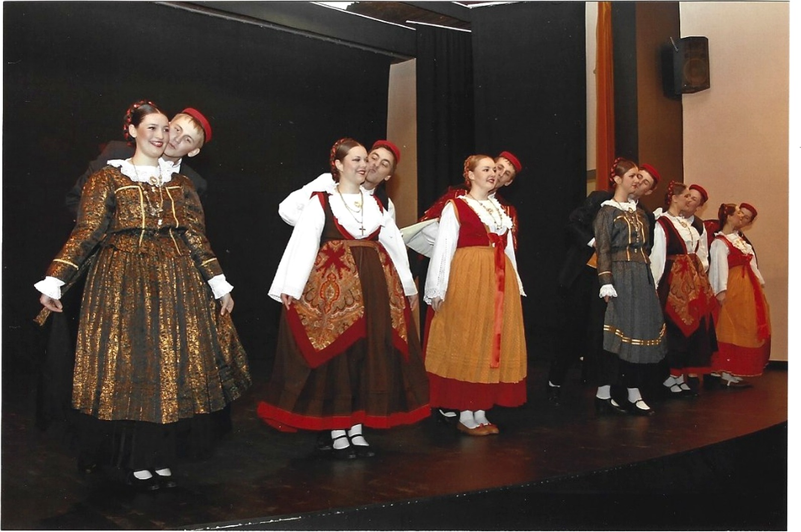 Folklorna skupina u narodnim nošnjama